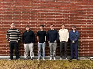 Seks elevar som står oppstilt utanfor skulen.