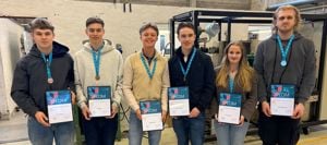 6 elevar står på rekke mot kamera.